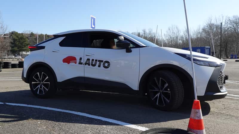 Kursantka za kierownicą Toyoty C-HR OSK Lauto na placu manewrowym w Warszawie